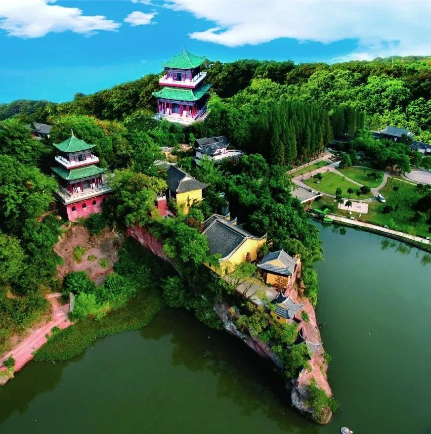 黄州古城遗址,唐代古刹安国寺,宋代东坡赤壁,遗爱湖公园,明代文峰宝塔